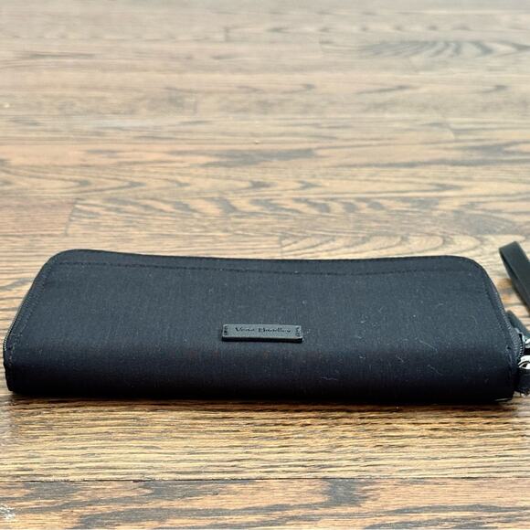 Vera Bradley Iconic RFID Accordion Wristlet Classic Black Penguins Hearts NWT - Picture 5 of 8